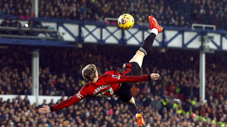 Quá ngẫu hứng! Garnacho tái hiện siêu phẩm 'ngả bàn đèn' của Rooney