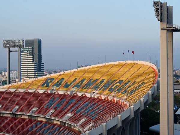 Cận cảnh mặt cỏ và khán đài sân Rajamangala trong một buổi tập